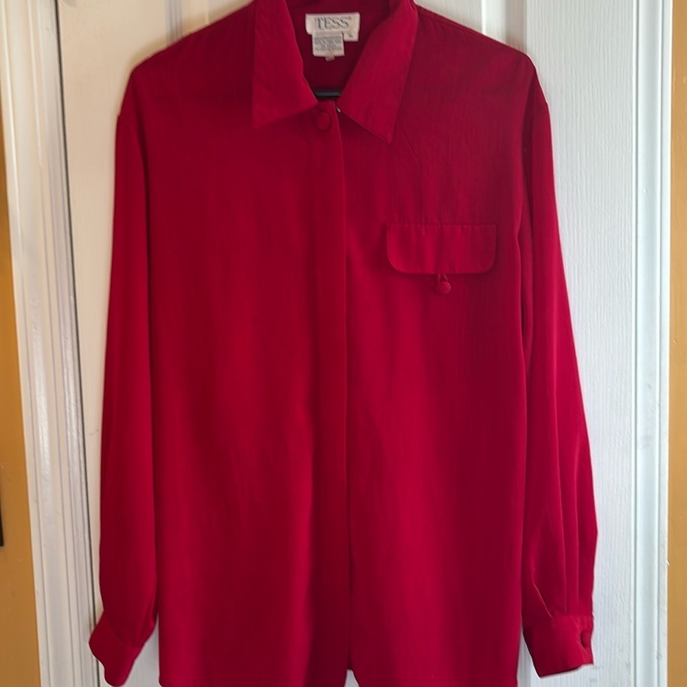 TESS RED BLOUSE SIZE MEDIUM 100% POLYESTER ONE FASHION POCKET ON CHEST L/S